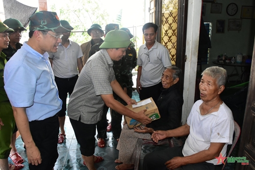Lãnh đạo tỉnh Thừa Thiên Huế tặng quà, động viên người dân vùng bị ngập lụt